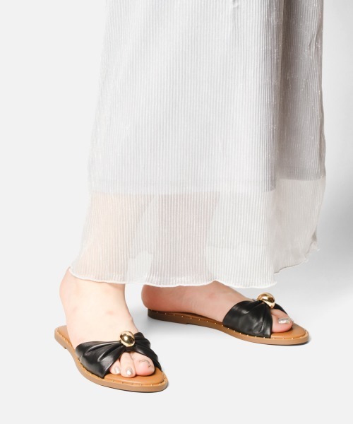 STEVE MADDEN(スティーブマデン)の「ギャザーリボンフラットサンダル/S.MADDEN DISPY-CN-XS(サンダル・レディース・ブラック/ゴールド・22.5cm/23.0cm/23.5cm/23.5-24/24.0cm/24.5cm)」の7枚目の写真