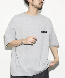 Firsthand | Firsthand/ファーストハンド 6オンス フロントロゴ 刺繍 クルーネックTシャツ / ワンポイントデザインTシャツ LEFT CHEST EMBROIDERY FIRST(Tシャツ/カットソー)