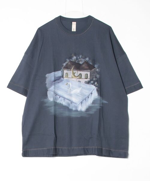 SHINYAKOZUKA(シンヤコヅカ)の「【SHINYAKOZUKA】 bedroom and living room(Tシャツ/カットソー・メンズ・ブラック/ホワイト/チャコールグレー・MEDIUM/SMALL/X-SMALL)」の3枚目の写真