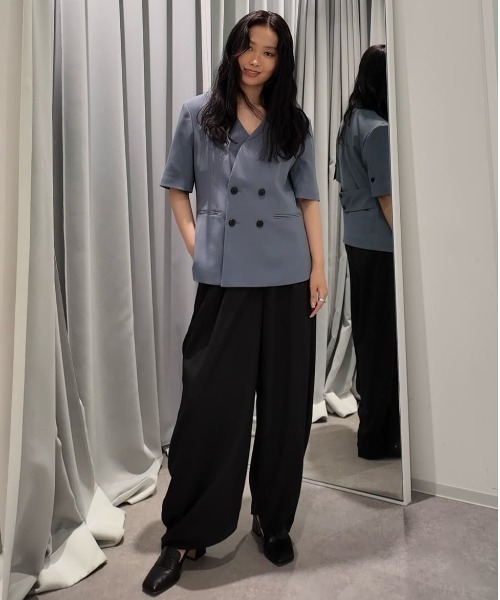 ADORE（アドーア）の「◆ストレッチジョーゼットジャケット（ノーカラージャケット・レディース・ブラック/ブルー・38）」の2枚目の写真