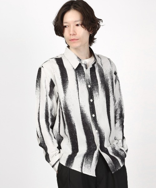 LUXSTYLE（ラグスタイル）の「梨地クレープ総柄プリント長袖シャツ（シャツ/ブラウス・メンズ・ホワイト/ブラック・L/M/XL）」の3枚目の写真