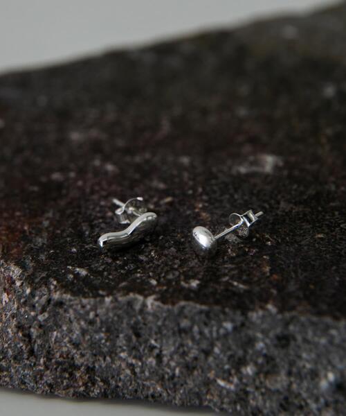 SMELLY（スメリー）の「SMELLY so’　asymmetry grain pierce（ピアス（両耳用）・レディース・シルバー・-）」の2枚目の写真
