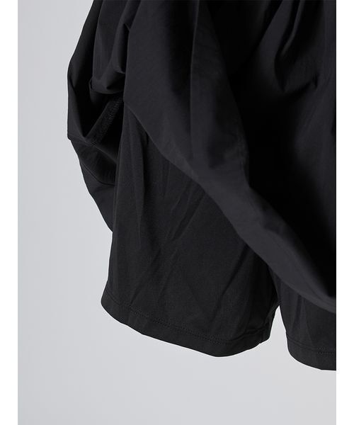SNIDEL(スナイデル)の「Sustainableタフタミニスカショ(その他パンツ・レディース・ホワイト/ブラック・1/0)」の6枚目の写真