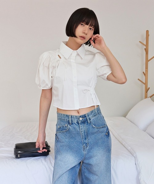 UNE MANSION（ユヌマンション）の「ラブリーパフスリーブスリットリボンクロップドショート丈ブラウス（シャツ/ブラウス・レディース・クリーム/アイボリー/ブラック・FREE）」の2枚目の写真