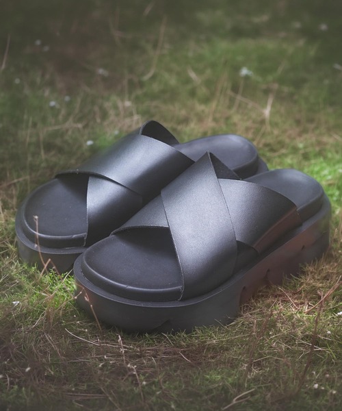 1111clothing(ワンフォークロージング)の「クロスストラップ 厚底サンダル/ Cross Strap Platform Sandals(サンダル・メンズ・ブラック・26cm/26.5cm/27cm/27.5cm/28cm)」の1枚目の写真