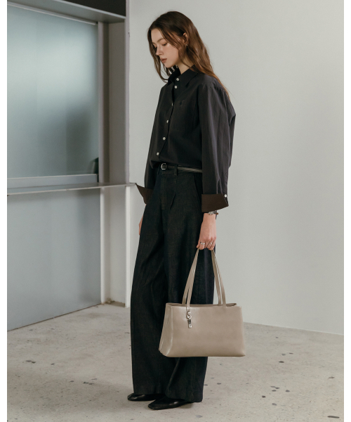 MARHEN.J(マルヘンジェイ)の「ロミ L (LOMI L) ミディアム ショルダーバッグ(ショルダーバッグ・レディース・ブラック/サンドベージュ・FREE)」の4枚目の写真