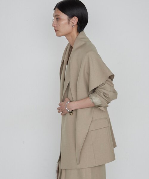 LOUNGEDRESS(ラウンジドレス)の「《セットアップ可》スカーフ付き3WAYテーラードジャケット 秋服(テーラードジャケット・レディース・ベージュ・FREE)」の3枚目の写真