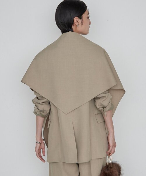 LOUNGEDRESS(ラウンジドレス)の「《セットアップ可》スカーフ付き3WAYテーラードジャケット 秋服(テーラードジャケット・レディース・ベージュ・FREE)」の4枚目の写真