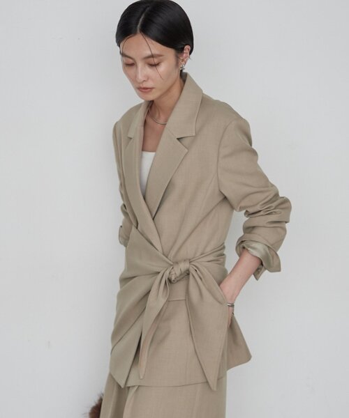 LOUNGEDRESS(ラウンジドレス)の「《セットアップ可》スカーフ付き3WAYテーラードジャケット 秋服(テーラードジャケット・レディース・ベージュ・FREE)」の6枚目の写真