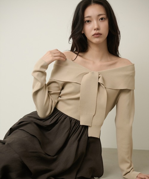 AND COUTURE(アンドクチュール)の「オフショルフリルドッキングワンピース(ワンピース・レディース・ベージュ/ブラウン・FREE)」の1枚目の写真