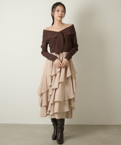 AND COUTURE(アンドクチュール)の「オフショルフリルドッキングワンピース(ワンピース・レディース・ベージュ/ブラウン・FREE)」の2枚目の写真