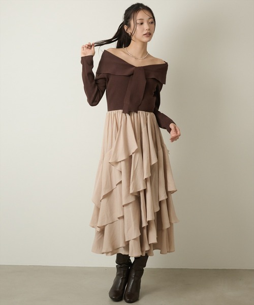 AND COUTURE(アンドクチュール)の「オフショルフリルドッキングワンピース(ワンピース・レディース・ベージュ/ブラウン・FREE)」の3枚目の写真
