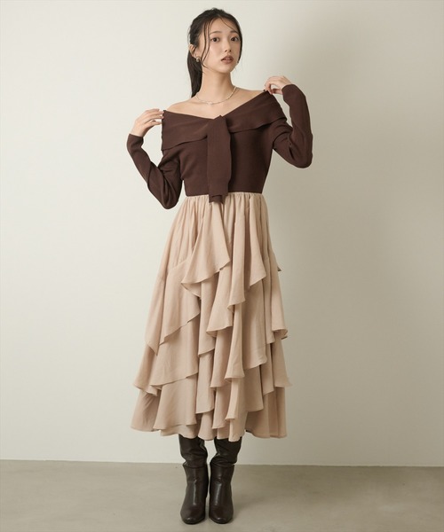 AND COUTURE(アンドクチュール)の「オフショルフリルドッキングワンピース(ワンピース・レディース・ベージュ/ブラウン・FREE)」の4枚目の写真