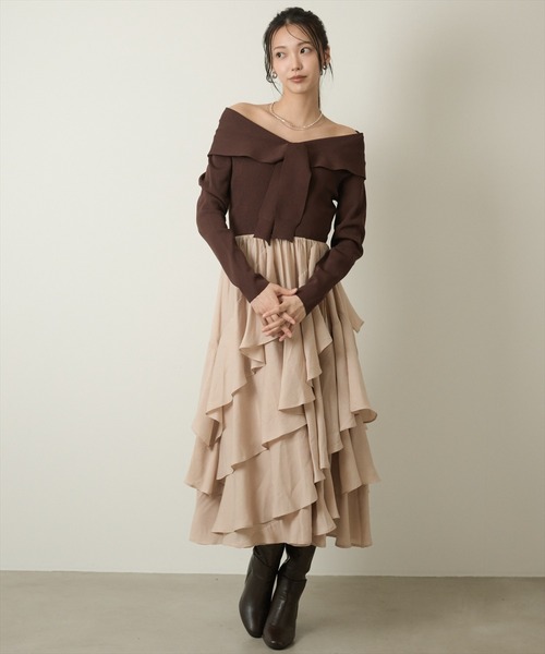 AND COUTURE(アンドクチュール)の「オフショルフリルドッキングワンピース(ワンピース・レディース・ベージュ/ブラウン・FREE)」の5枚目の写真