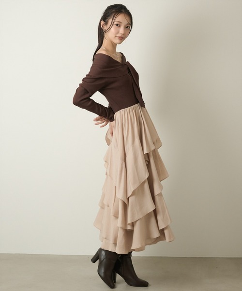 AND COUTURE(アンドクチュール)の「オフショルフリルドッキングワンピース(ワンピース・レディース・ベージュ/ブラウン・FREE)」の6枚目の写真