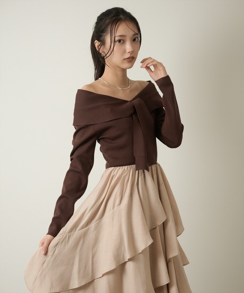 AND COUTURE(アンドクチュール)の「オフショルフリルドッキングワンピース(ワンピース・レディース・ベージュ/ブラウン・FREE)」の8枚目の写真