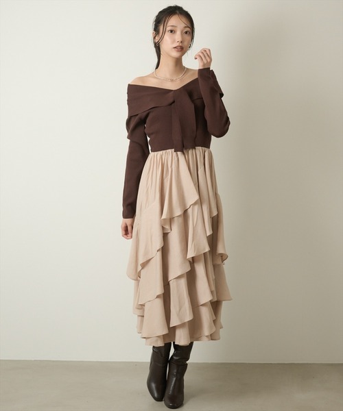 AND COUTURE(アンドクチュール)の「オフショルフリルドッキングワンピース(ワンピース・レディース・ベージュ/ブラウン・FREE)」の16枚目の写真