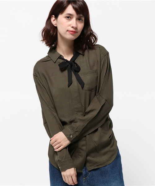VENCEEXCHANGE（ヴァンスエクスチェンジ）の「ボウタイ付きレーヨン比翼シャツ （シャツ/ブラウス・レディース・レンガ/オフホワイト/ダークグリーン・MEDIUM）」の3枚目の写真