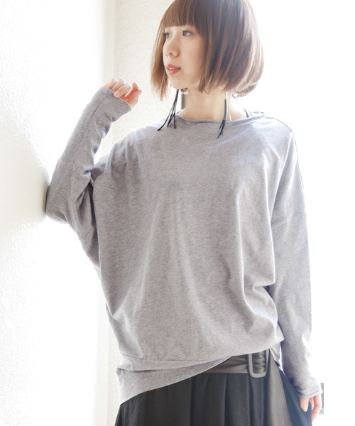 and it_(アンドイット)の「【日本製】シンプルカラーゆったりドルマンカットソー(Tシャツ/カットソー・レディース・ブラック/カーキ/モカ/オートミール/ネイビー/ロイヤルブルー/ホワイト/グリーン/レッド/イエロー/チャコールグレー/杢グレー/グレー系その他/ブルー系その他/ラベンダー・MEDIUM)」の5枚目の写真