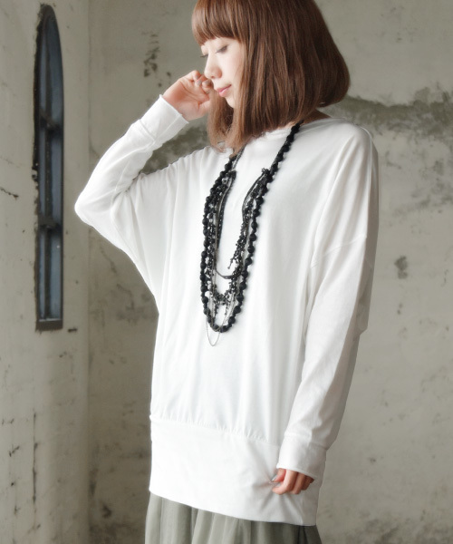 and it_(アンドイット)の「【日本製】シンプルカラーゆったりドルマンカットソー(Tシャツ/カットソー・レディース・ブラック/カーキ/モカ/オートミール/ネイビー/ロイヤルブルー/ホワイト/グリーン/レッド/イエロー/チャコールグレー/杢グレー/グレー系その他/ブルー系その他/ラベンダー・MEDIUM)」の2枚目の写真