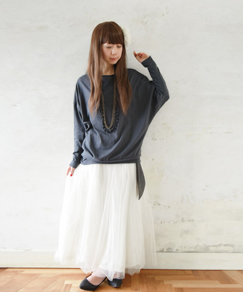 and it_(アンドイット)の「【日本製】シンプルカラーゆったりドルマンカットソー(Tシャツ/カットソー・レディース・ブラック/カーキ/モカ/オートミール/ネイビー/ロイヤルブルー/ホワイト/グリーン/レッド/イエロー/チャコールグレー/杢グレー/グレー系その他/ブルー系その他/ラベンダー・MEDIUM)」の4枚目の写真