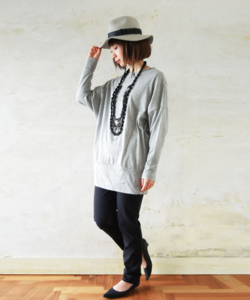 and it_(アンドイット)の「【日本製】シンプルカラーゆったりドルマンカットソー(Tシャツ/カットソー・レディース・ブラック/カーキ/モカ/オートミール/ネイビー/ロイヤルブルー/ホワイト/グリーン/レッド/イエロー/チャコールグレー/杢グレー/グレー系その他/ブルー系その他/ラベンダー・MEDIUM)」の16枚目の写真