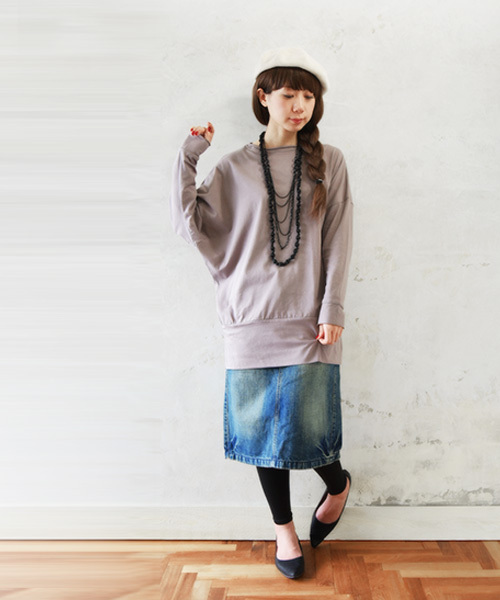 and it_(アンドイット)の「【日本製】シンプルカラーゆったりドルマンカットソー(Tシャツ/カットソー・レディース・ブラック/カーキ/モカ/オートミール/ネイビー/ロイヤルブルー/ホワイト/グリーン/レッド/イエロー/チャコールグレー/杢グレー/グレー系その他/ブルー系その他/ラベンダー・MEDIUM)」の18枚目の写真