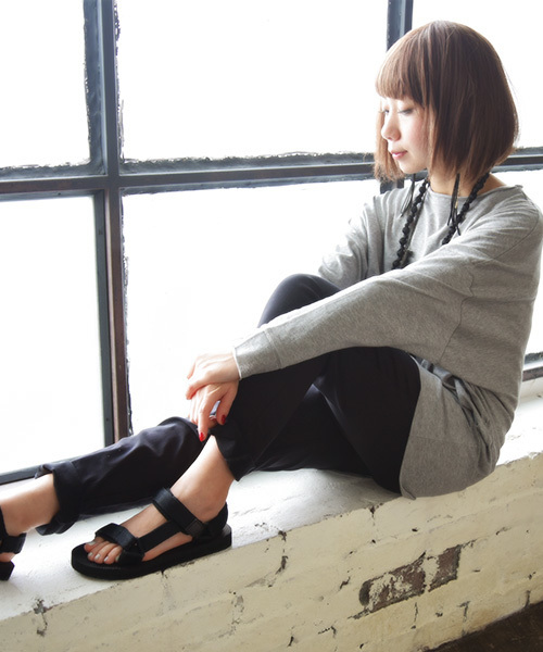 and it_(アンドイット)の「【日本製】シンプルカラーゆったりドルマンカットソー(Tシャツ/カットソー・レディース・ブラック/カーキ/モカ/オートミール/ネイビー/ロイヤルブルー/ホワイト/グリーン/レッド/イエロー/チャコールグレー/杢グレー/グレー系その他/ブルー系その他/ラベンダー・MEDIUM)」の19枚目の写真