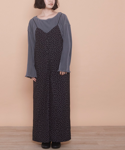 POU DOU DOU(プードゥドゥ)の「デシン花びらプリントオールインワン(つなぎ/オールインワン・レディース・ブラック/ネイビー・3)」の2枚目の写真