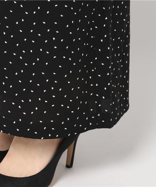 POU DOU DOU(プードゥドゥ)の「デシン花びらプリントオールインワン(つなぎ/オールインワン・レディース・ブラック/ネイビー・3)」の3枚目の写真