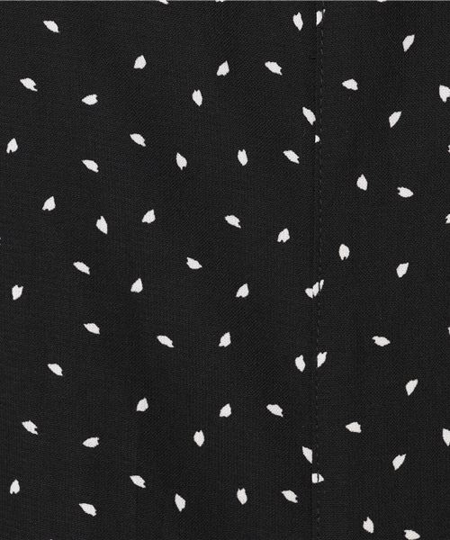 POU DOU DOU(プードゥドゥ)の「デシン花びらプリントオールインワン(つなぎ/オールインワン・レディース・ブラック/ネイビー・3)」の6枚目の写真