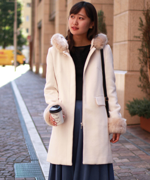 ASTORIA ODIER(アストリアオディール)の「フード取り外しファー使いコート(その他アウター・レディース・ホワイト/ベージュ/ネイビー/グレー/ラベンダー・SMALL/MEDIUM/LARGE)」の7枚目の写真