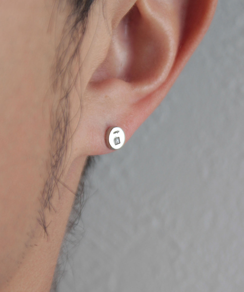 VIVIFY（ビビファイ）の「ピアス/ロゴ/スタンプ/サークル/7variation（ピアス（片耳用）・メンズ・シルバー/シルバー系その他2/シルバー系その他3/シルバー系その他4/シルバー系その他5/シルバー系その他6/シルバー系その他7・FREE）」の4枚目の写真
