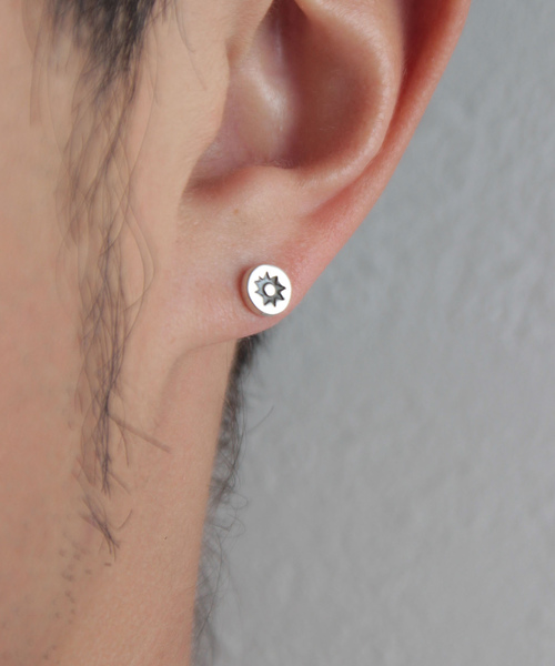 VIVIFY（ビビファイ）の「ピアス/ロゴ/スタンプ/サークル/7variation（ピアス（片耳用）・メンズ・シルバー/シルバー系その他2/シルバー系その他3/シルバー系その他4/シルバー系その他5/シルバー系その他6/シルバー系その他7・FREE）」の5枚目の写真