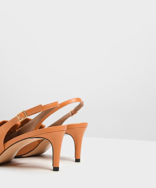 CHARLES & KEITH(チャールズ & キース)の「フリルデティール スリングバックヒール / Frill Detail Slingback Heels(サンダル・レディース・ブラック/ダークブラウン/オレンジ・22.5cm/23cm/23.5cm/24.5cm/25cm)」の5枚目の写真