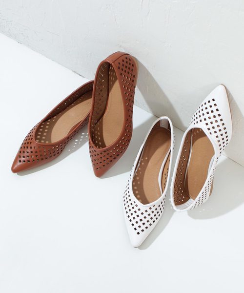 titivate（ティティベイト）の「ﾎﾟｲﾝﾃｯﾄﾞﾄｩﾊﾟﾝﾁﾝｸﾞﾌﾗｯﾄｼｭｰｽﾞ（パンプス・レディース・ホワイト/ブラック/ブラウン・S/M/L/LL）」の2枚目の写真