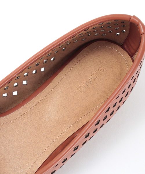 titivate（ティティベイト）の「ﾎﾟｲﾝﾃｯﾄﾞﾄｩﾊﾟﾝﾁﾝｸﾞﾌﾗｯﾄｼｭｰｽﾞ（パンプス・レディース・ホワイト/ブラック/ブラウン・S/M/L/LL）」の10枚目の写真