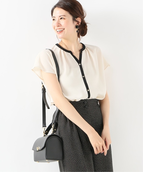 La TOTALITE（ラトータリテ）の「配色フレアスリーブシャツ【手洗い可能】◆（シャツ/ブラウス・レディース・グレー/アイボリー/ブラック系その他・FREE）」の7枚目の写真