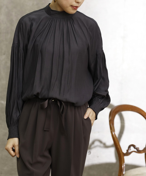 Tiara（ティアラ）の「ハイネックギャザーブラウス（シャツ/ブラウス・レディース・アイボリー/チャコールグレー/ブラウン系その他/ネイビー・FREE）」の3枚目の写真