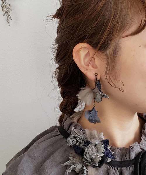 m.soeur(エムスール)の「ファーとお花のイヤリング*(イヤリング(両耳用))」|ブラック