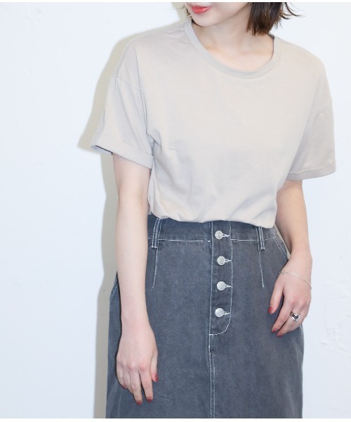 COLONY 2139(コロニートゥーワンスリーナイン)の「クルーネックベーシックTシャツ(Tシャツ/カットソー・レディース・ホワイト/チャコールグレー/ブラック/ベージュ・SMALL/MEDIUM/LARGE/X-LARGE)」の4枚目の写真