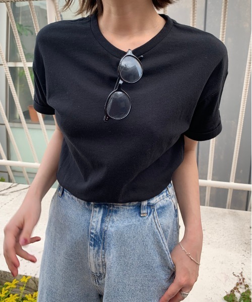 COLONY 2139(コロニートゥーワンスリーナイン)の「クルーネックベーシックTシャツ(Tシャツ/カットソー・レディース・ホワイト/チャコールグレー/ブラック/ベージュ・SMALL/MEDIUM/LARGE/X-LARGE)」の3枚目の写真