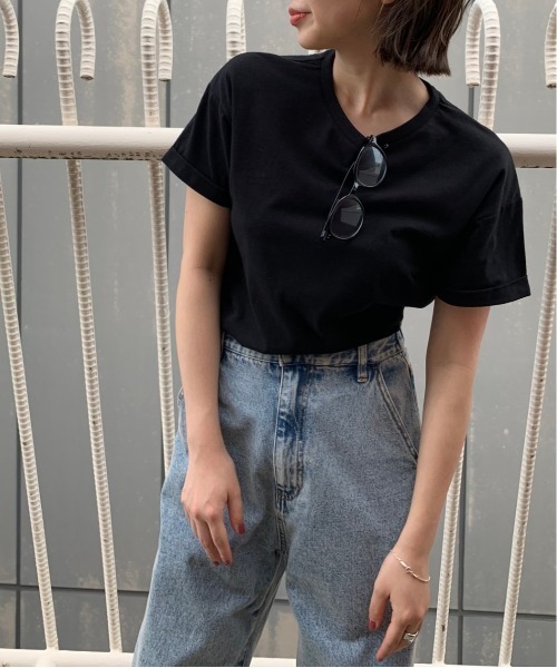 COLONY 2139(コロニートゥーワンスリーナイン)の「クルーネックベーシックTシャツ(Tシャツ/カットソー・レディース・ホワイト/チャコールグレー/ブラック/ベージュ・SMALL/MEDIUM/LARGE/X-LARGE)」の7枚目の写真