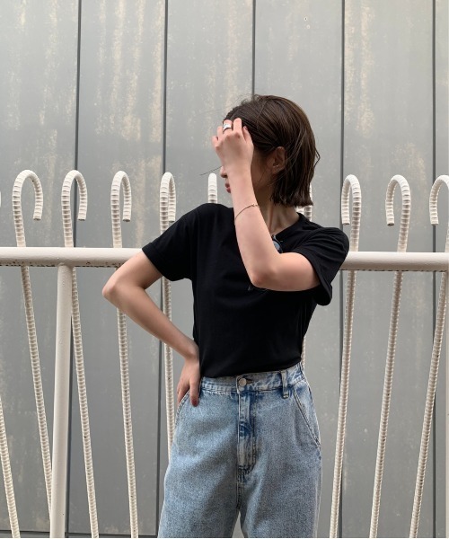 COLONY 2139(コロニートゥーワンスリーナイン)の「クルーネックベーシックTシャツ(Tシャツ/カットソー・レディース・ホワイト/チャコールグレー/ブラック/ベージュ・SMALL/MEDIUM/LARGE/X-LARGE)」の8枚目の写真