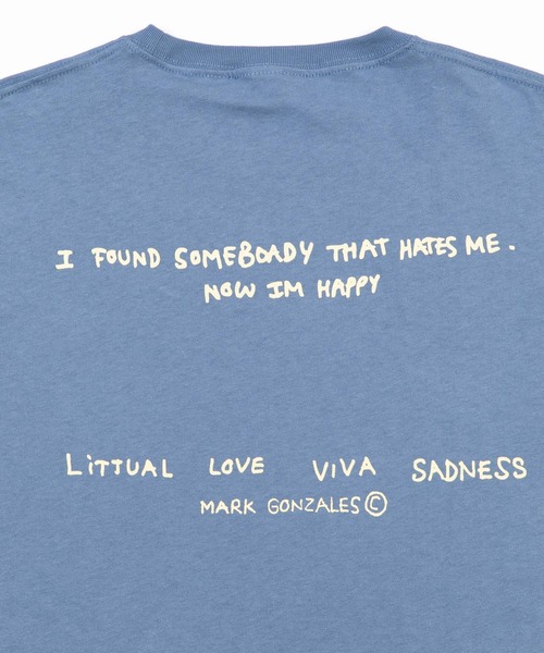 Mark Gonzales(マーク・ゴンザレス)の「Mark Gonzales/マークゴンザレス Happy Poem プリント オーバーサイズ長袖TEE(Tシャツ/カットソー・メンズ・ブラック/ホワイト/ワイン/オレンジ/グレイッシュブルー/ベージュ・M/XL/L)」の14枚目の写真