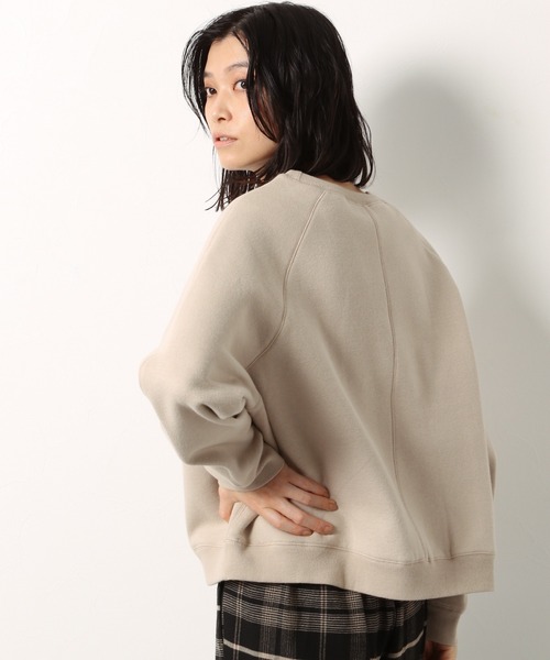 LAKOLE(ラコレ)の「ステッチワークブラッシュプルオーバー / LAKOLE(スウェット・レディース・ライトグレー/パープル/スモーク/ライトベージュ・SMALL/MEDIUM)」の3枚目の写真