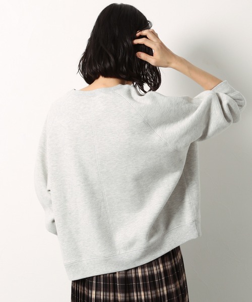 LAKOLE(ラコレ)の「ステッチワークブラッシュプルオーバー / LAKOLE(スウェット・レディース・ライトグレー/パープル/スモーク/ライトベージュ・SMALL/MEDIUM)」の2枚目の写真