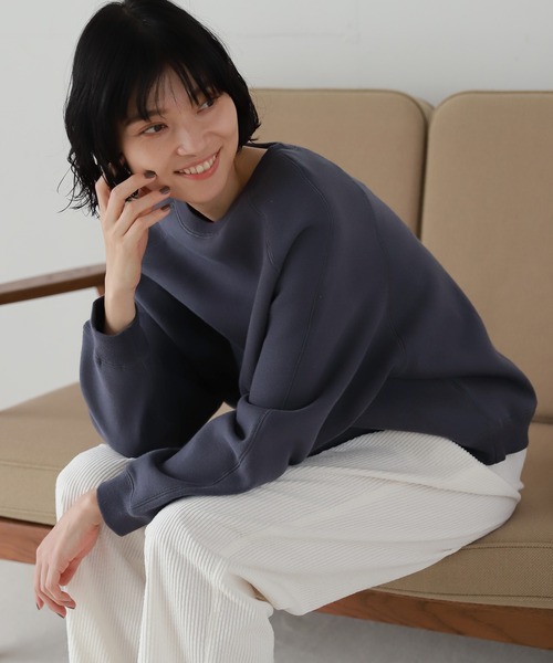 LAKOLE(ラコレ)の「ステッチワークブラッシュプルオーバー / LAKOLE(スウェット・レディース・ライトグレー/パープル/スモーク/ライトベージュ・SMALL/MEDIUM)」の4枚目の写真