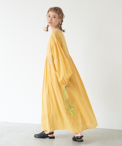 MERLOT（メルロー）の「エンブロイダリーワンピース（ワンピース・レディース・ネイビー/マスタード/ナチュラル・FREE）」の3枚目の写真