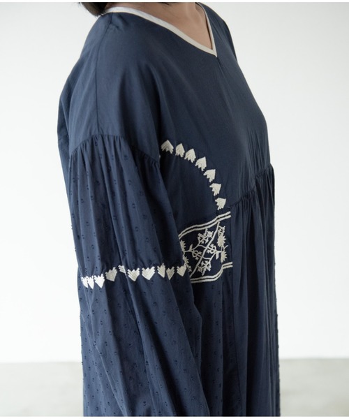 MERLOT（メルロー）の「エンブロイダリーワンピース（ワンピース・レディース・ネイビー/マスタード/ナチュラル・FREE）」の14枚目の写真